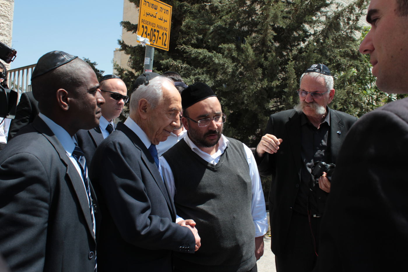 מנחמים את מרן הגר"ע יוסף • תיעוד מתוך הבית