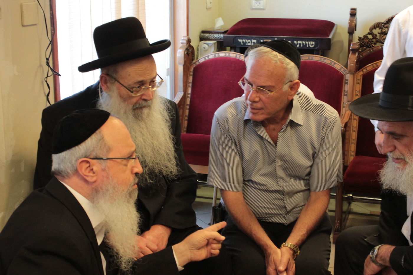 מנחמים את מרן הגר"ע יוסף • תיעוד מתוך הבית