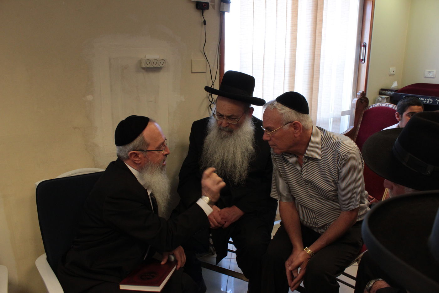 מנחמים את מרן הגר"ע יוסף • תיעוד מתוך הבית