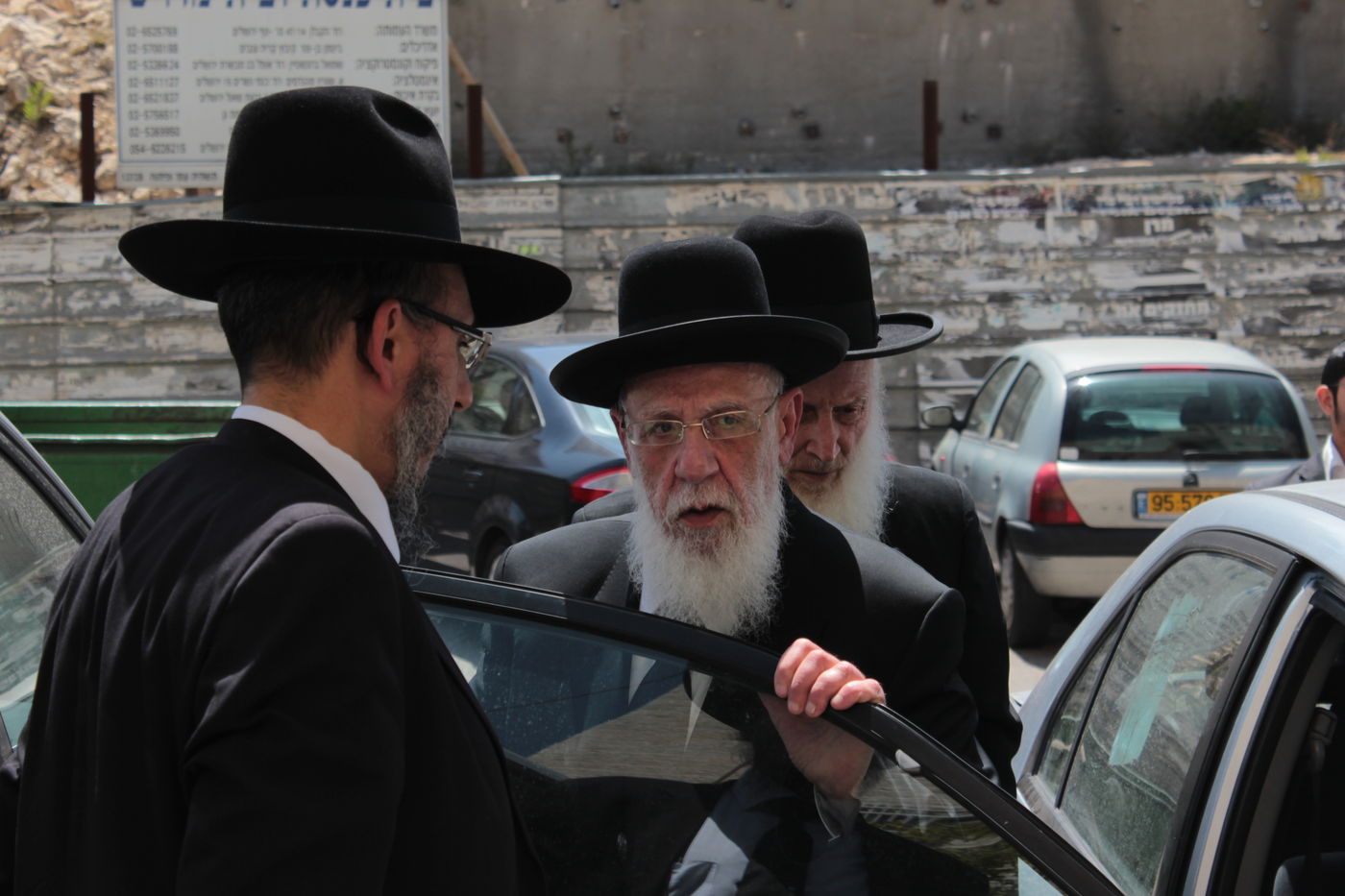 מנחמים את מרן הגר"ע יוסף • תיעוד מתוך הבית