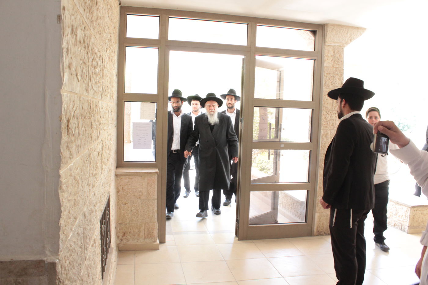 מנחמים את מרן הגר"ע יוסף • תיעוד מתוך הבית