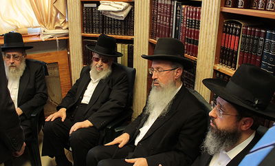 מנחמים את מרן הגר"ע יוסף • תיעוד מתוך הבית