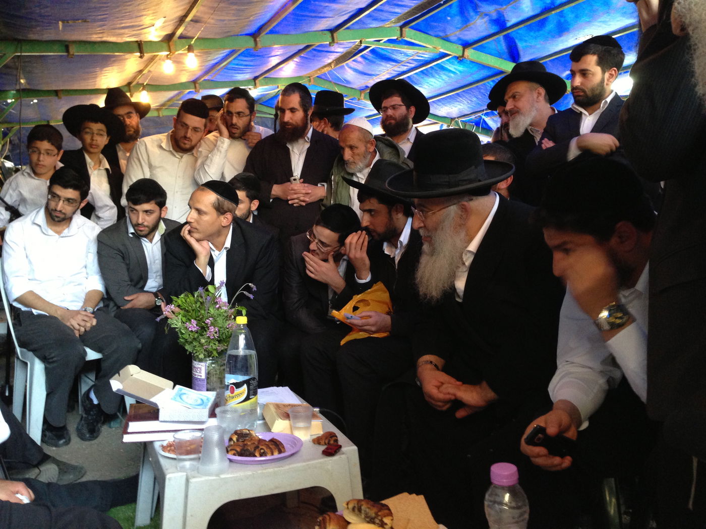 אבלים וכואבים: מנחמים בבית הרב יעקב יוסף זצ"ל