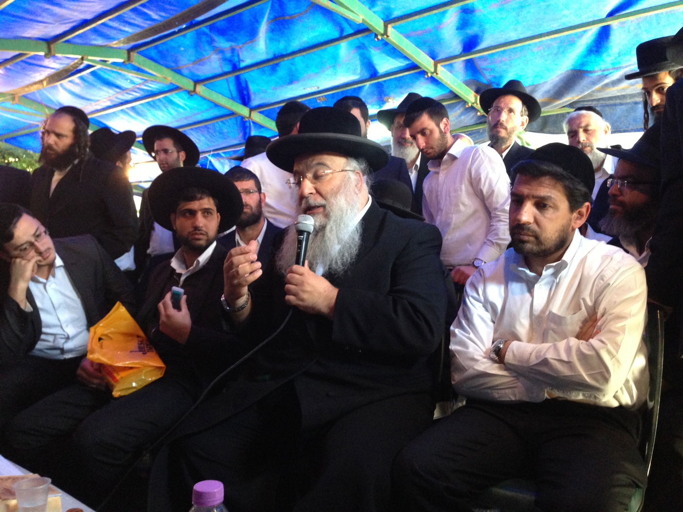 אבלים וכואבים: מנחמים בבית הרב יעקב יוסף זצ"ל