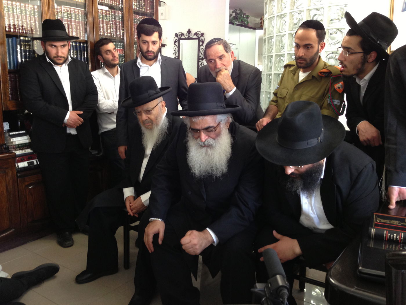 אבלים וכואבים: מנחמים בבית הרב יעקב יוסף זצ"ל