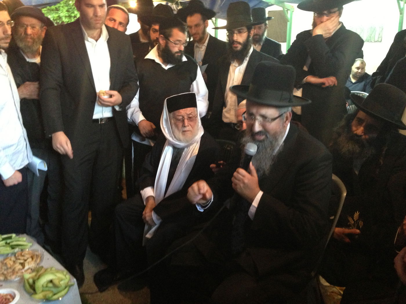 אבלים וכואבים: מנחמים בבית הרב יעקב יוסף זצ"ל