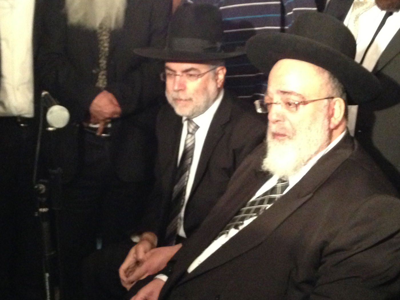 אבלים וכואבים: מנחמים בבית הרב יעקב יוסף זצ"ל