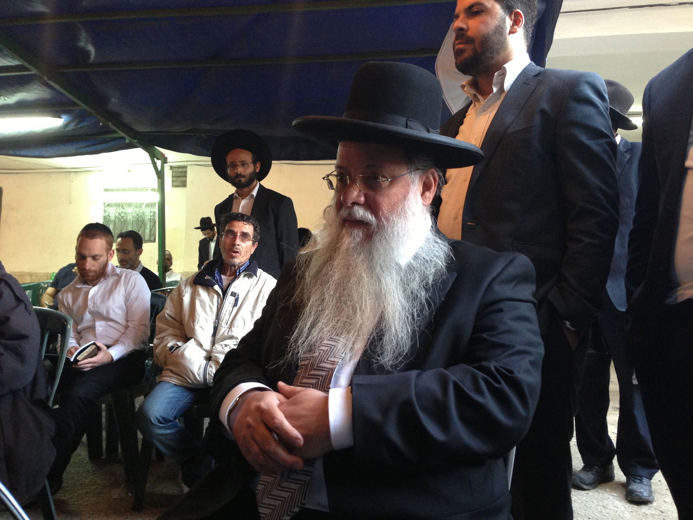 אבלים וכואבים: מנחמים בבית הרב יעקב יוסף זצ"ל