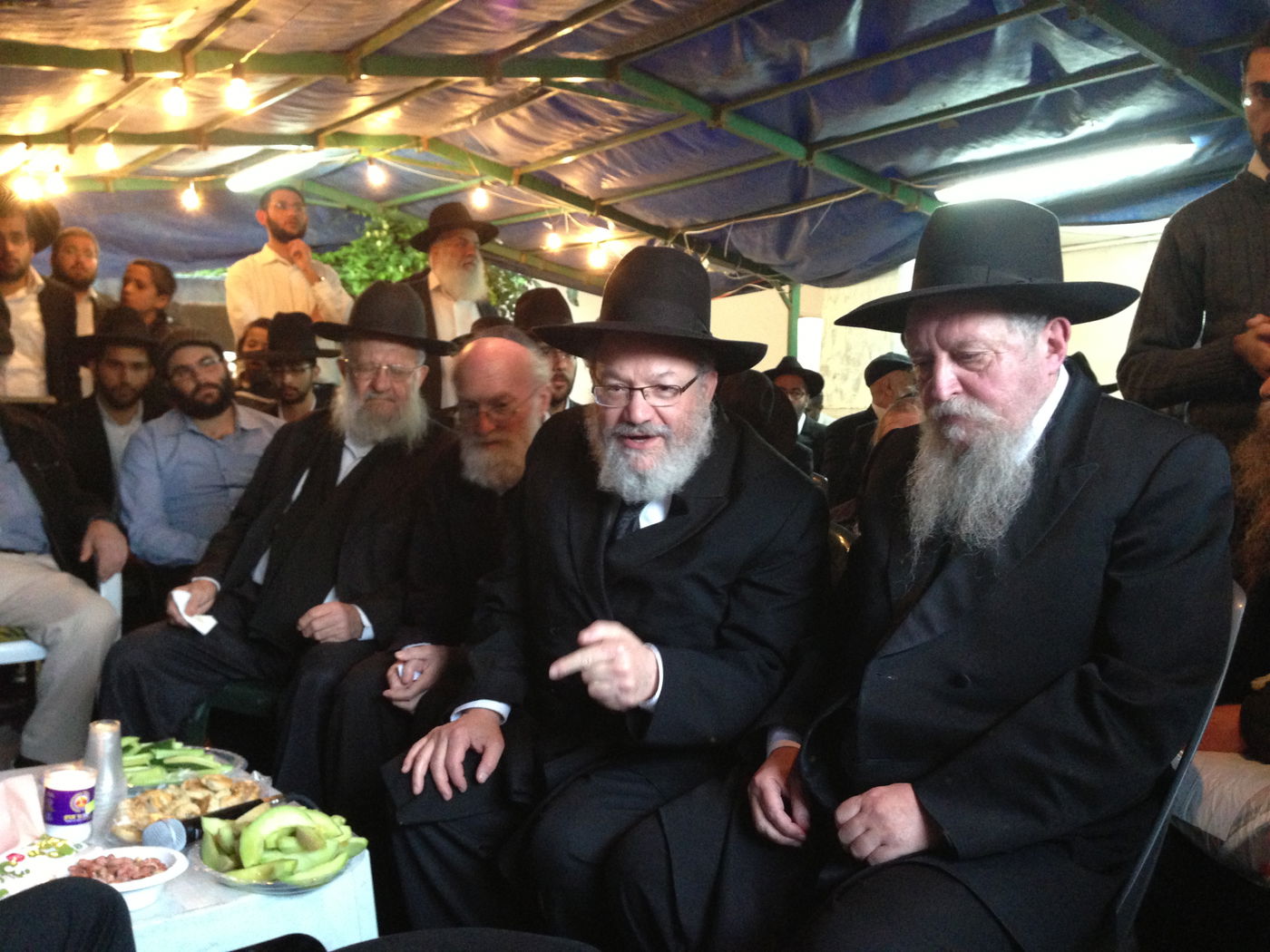 אבלים וכואבים: מנחמים בבית הרב יעקב יוסף זצ"ל