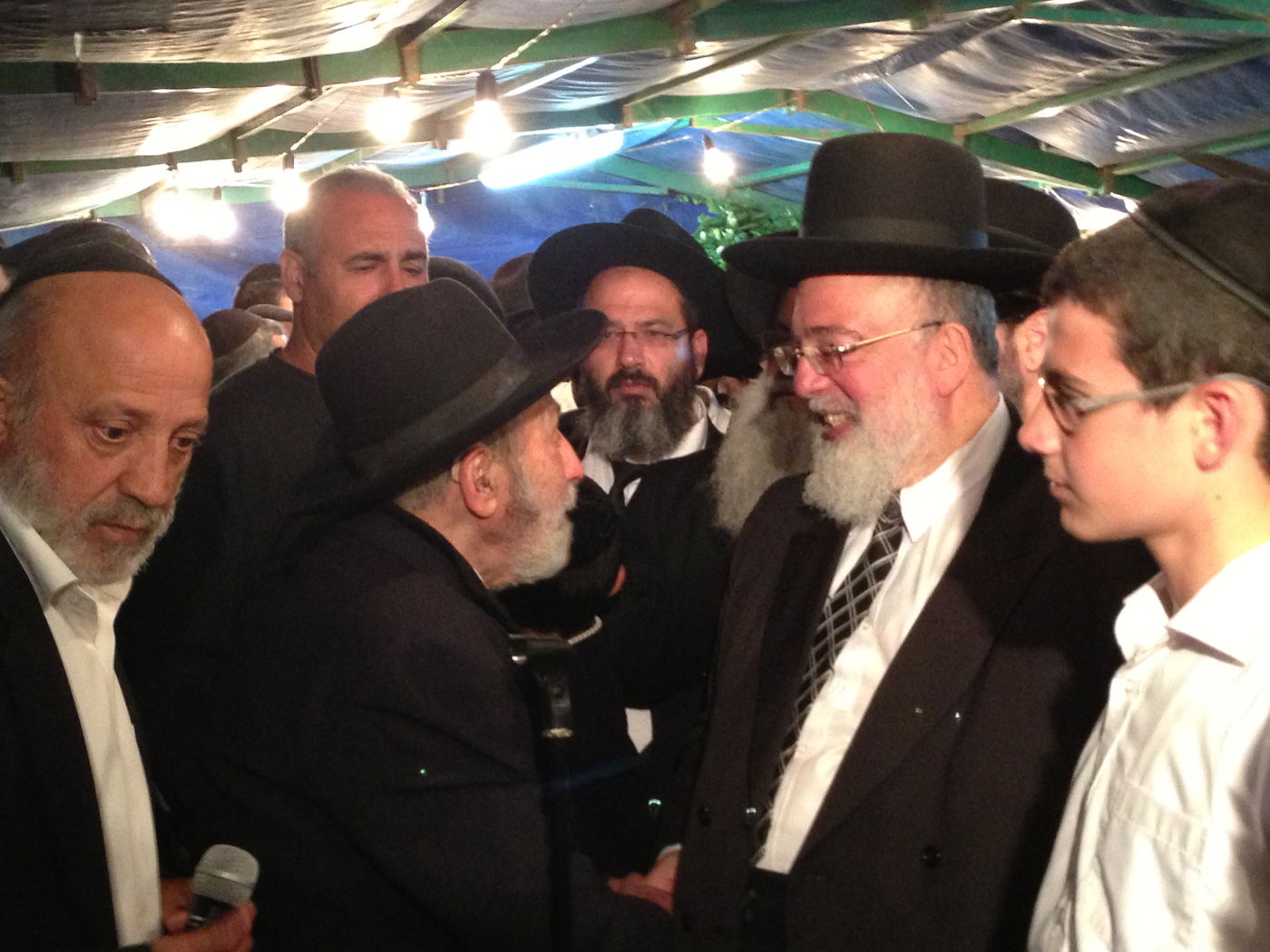 אבלים וכואבים: מנחמים בבית הרב יעקב יוסף זצ"ל