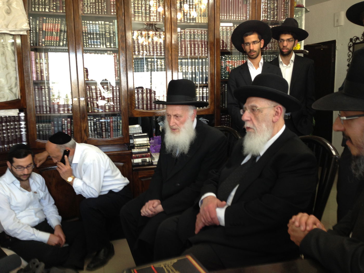 אבלים וכואבים: מנחמים בבית הרב יעקב יוסף זצ"ל