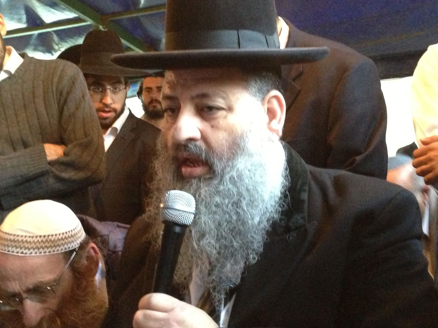 אבלים וכואבים: מנחמים בבית הרב יעקב יוסף זצ"ל