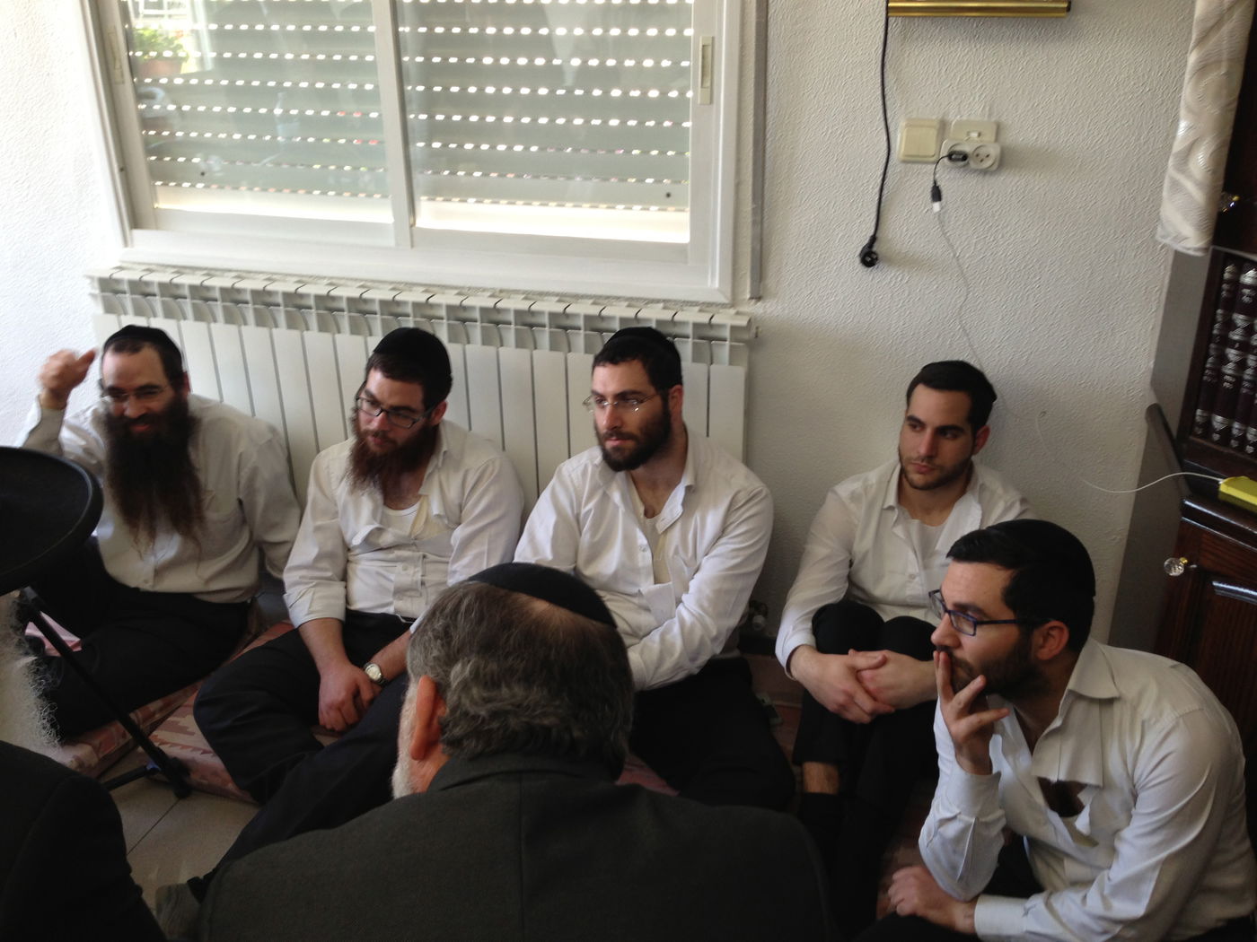 אבלים וכואבים: מנחמים בבית הרב יעקב יוסף זצ"ל