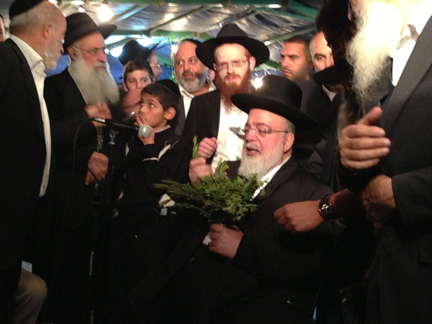 אבלים וכואבים: מנחמים בבית הרב יעקב יוסף זצ"ל