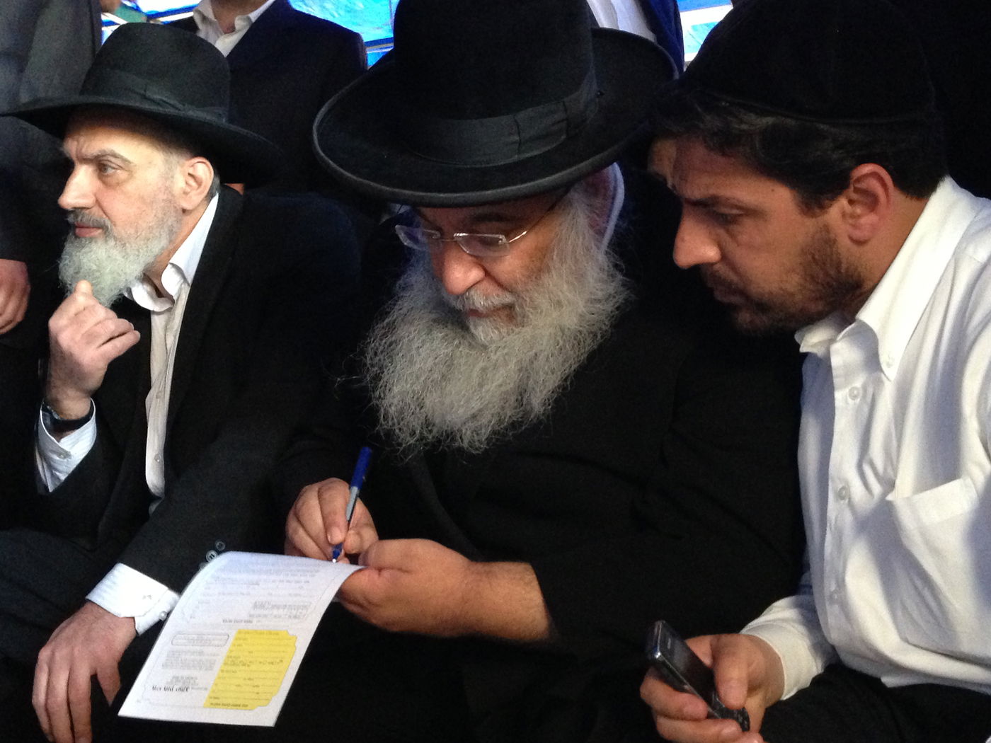 אבלים וכואבים: מנחמים בבית הרב יעקב יוסף זצ"ל