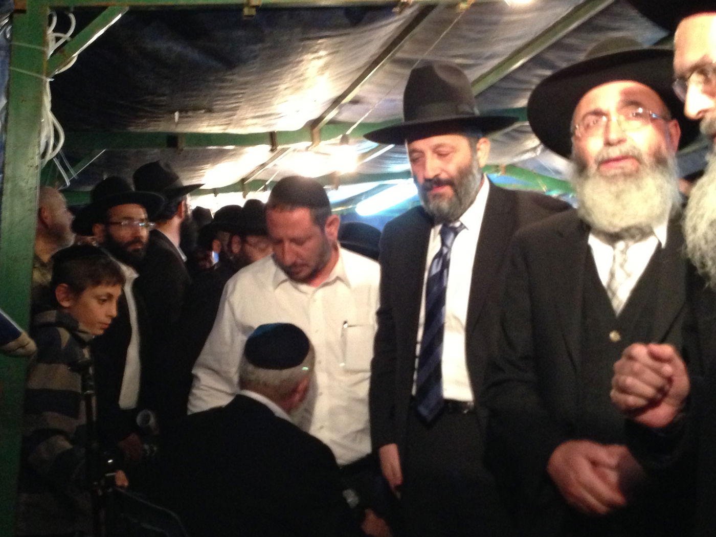 אבלים וכואבים: מנחמים בבית הרב יעקב יוסף זצ"ל