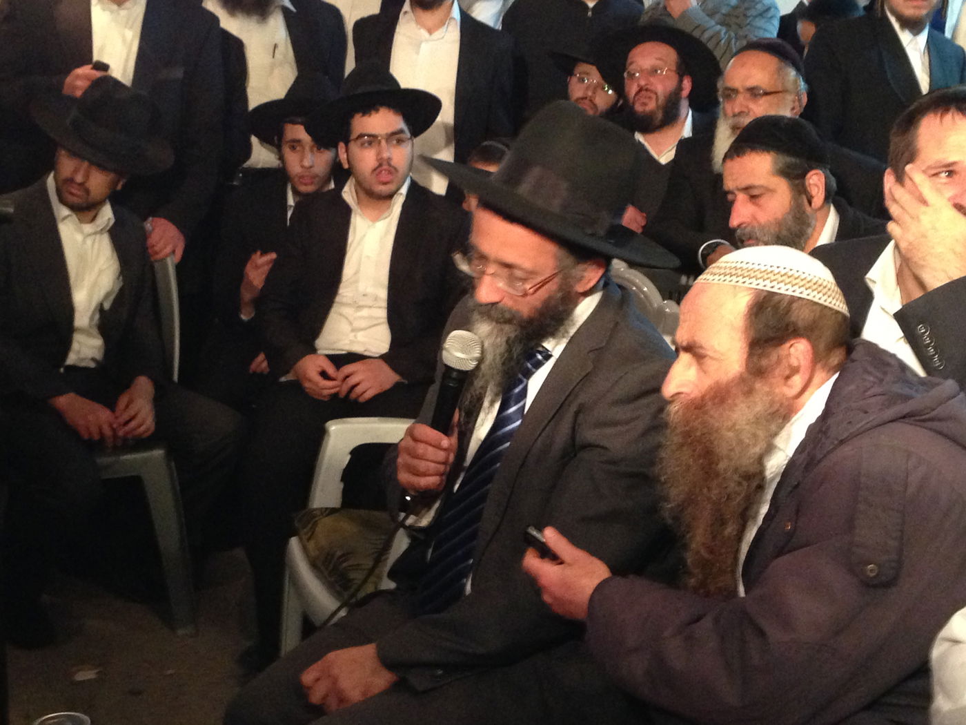 אבלים וכואבים: מנחמים בבית הרב יעקב יוסף זצ"ל