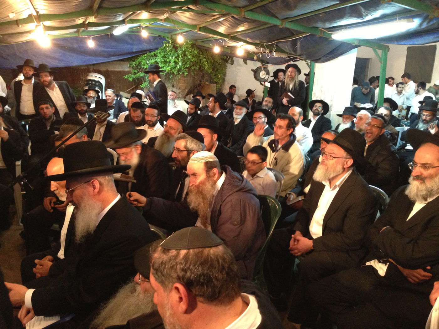 אבלים וכואבים: מנחמים בבית הרב יעקב יוסף זצ"ל