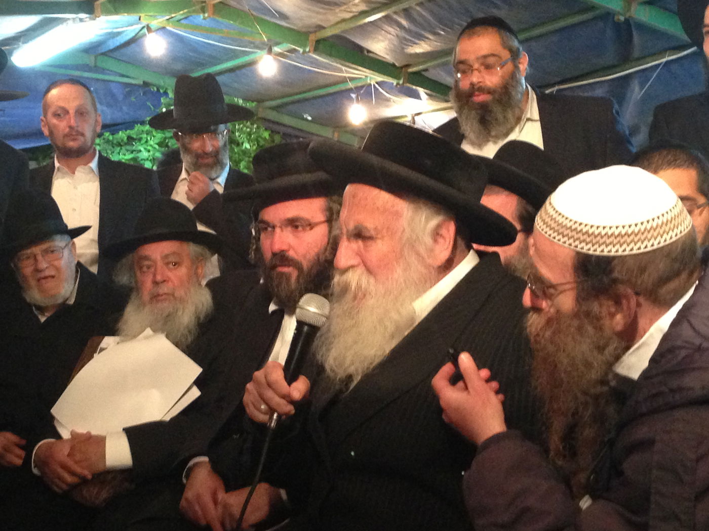 אבלים וכואבים: מנחמים בבית הרב יעקב יוסף זצ"ל