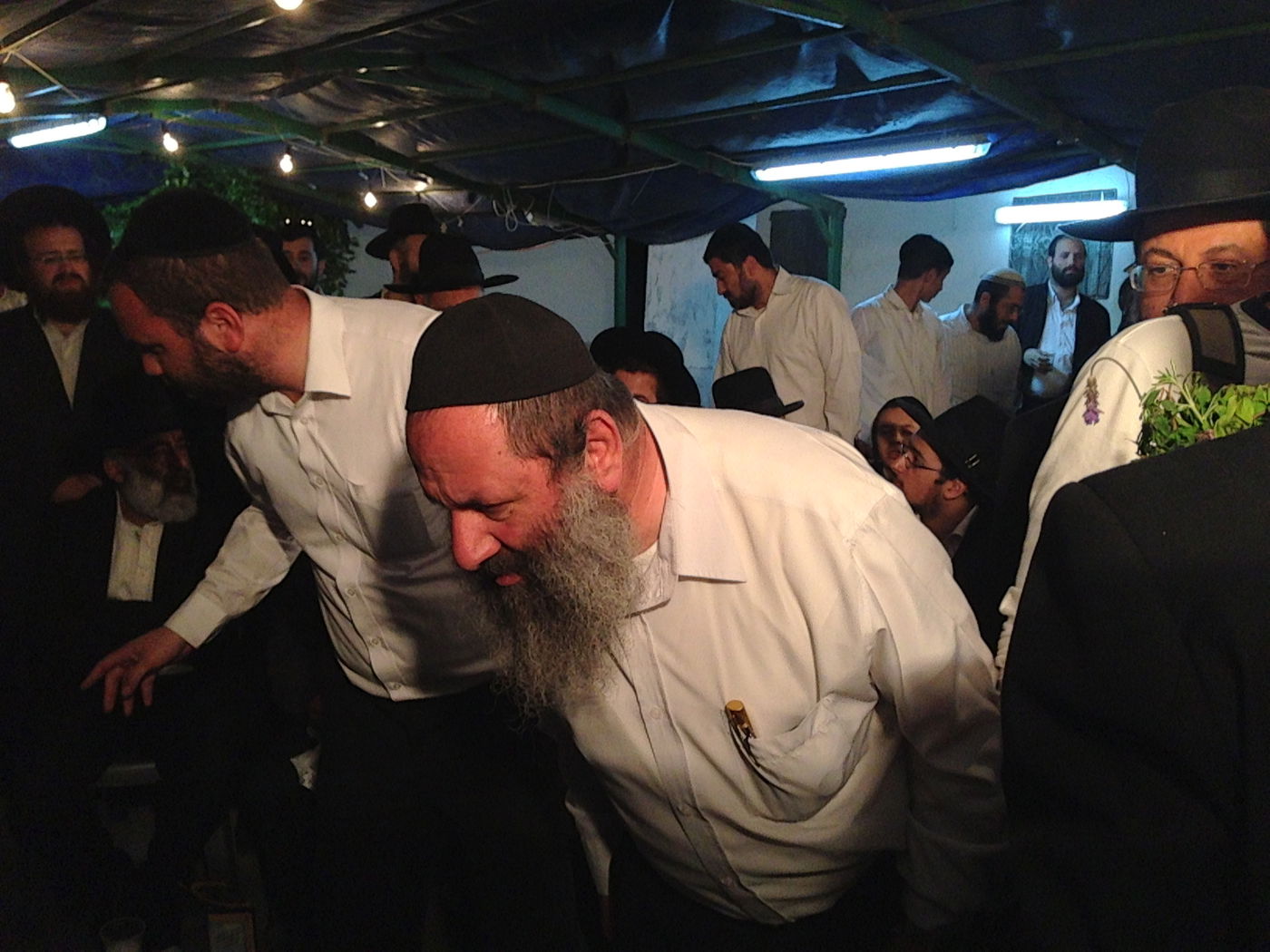 אבלים וכואבים: מנחמים בבית הרב יעקב יוסף זצ"ל