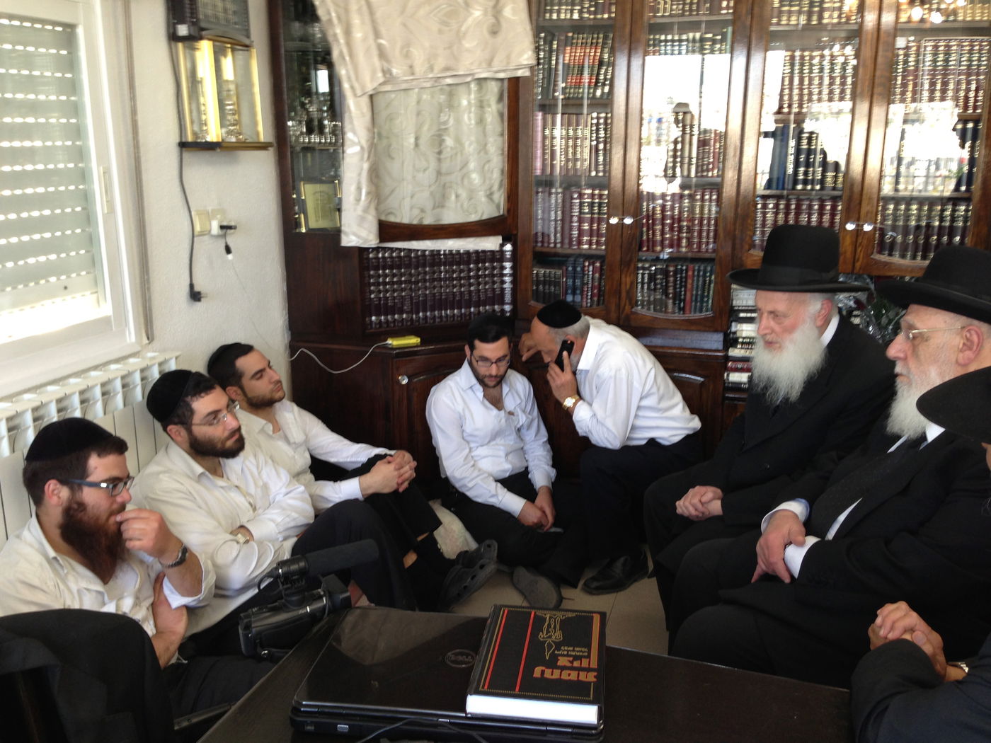 אבלים וכואבים: מנחמים בבית הרב יעקב יוסף זצ"ל