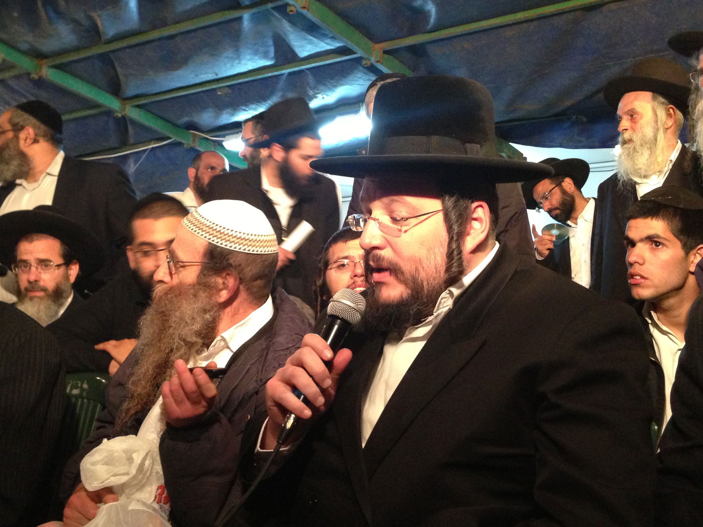 אבלים וכואבים: מנחמים בבית הרב יעקב יוסף זצ"ל