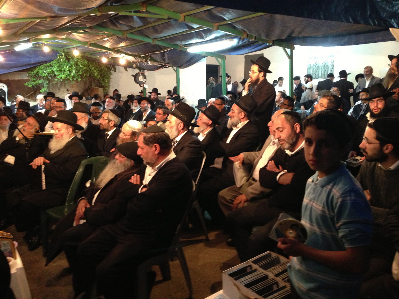 אבלים וכואבים: מנחמים בבית הרב יעקב יוסף זצ"ל