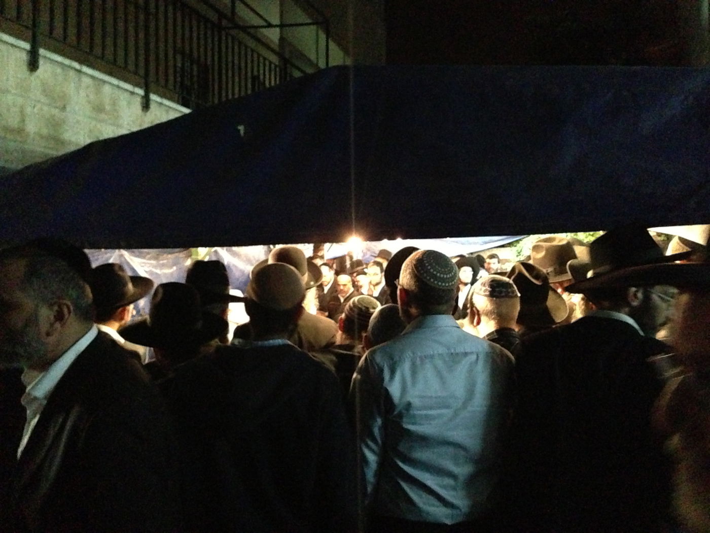 אבלים וכואבים: מנחמים בבית הרב יעקב יוסף זצ"ל