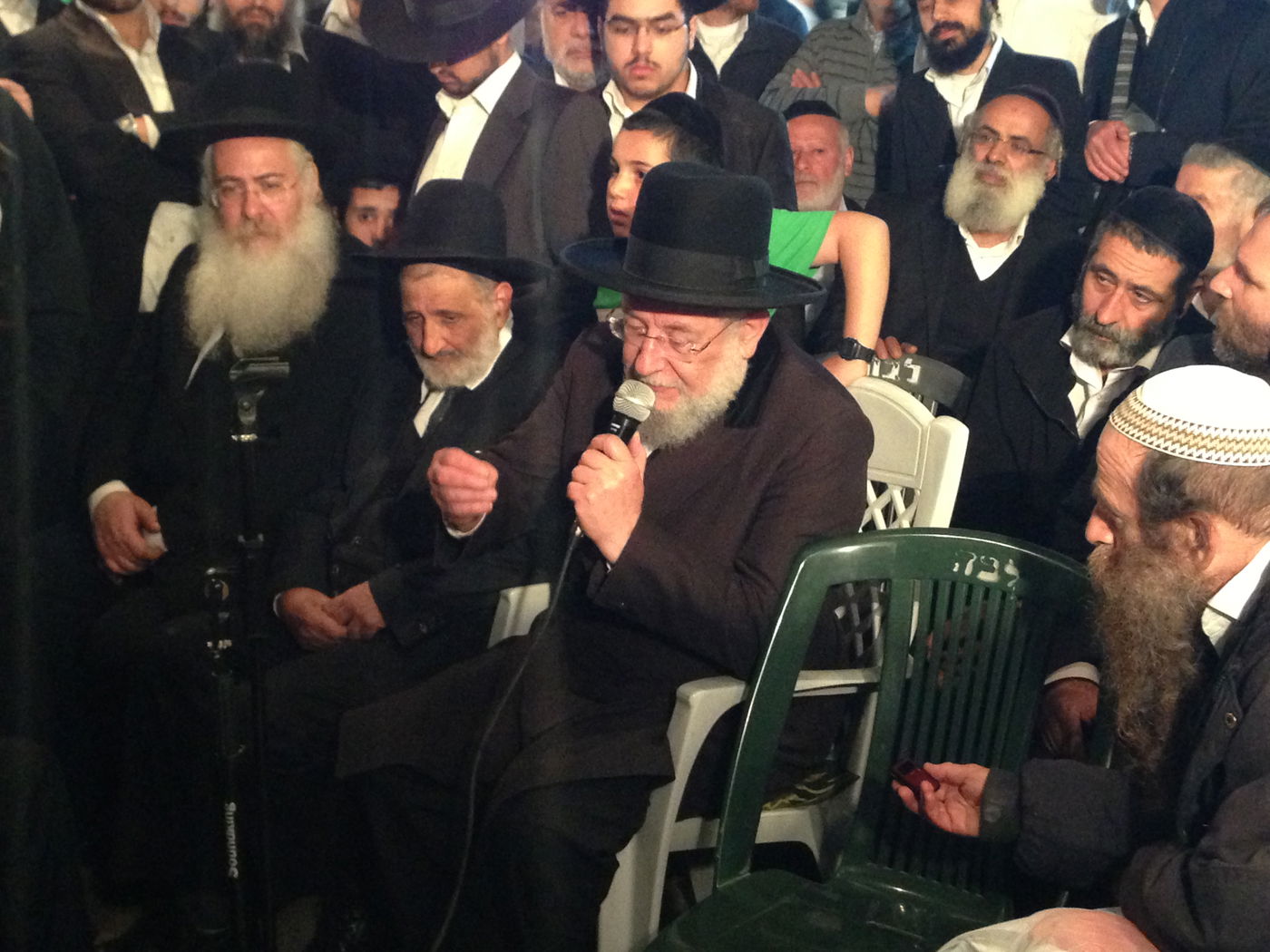 אבלים וכואבים: מנחמים בבית הרב יעקב יוסף זצ"ל