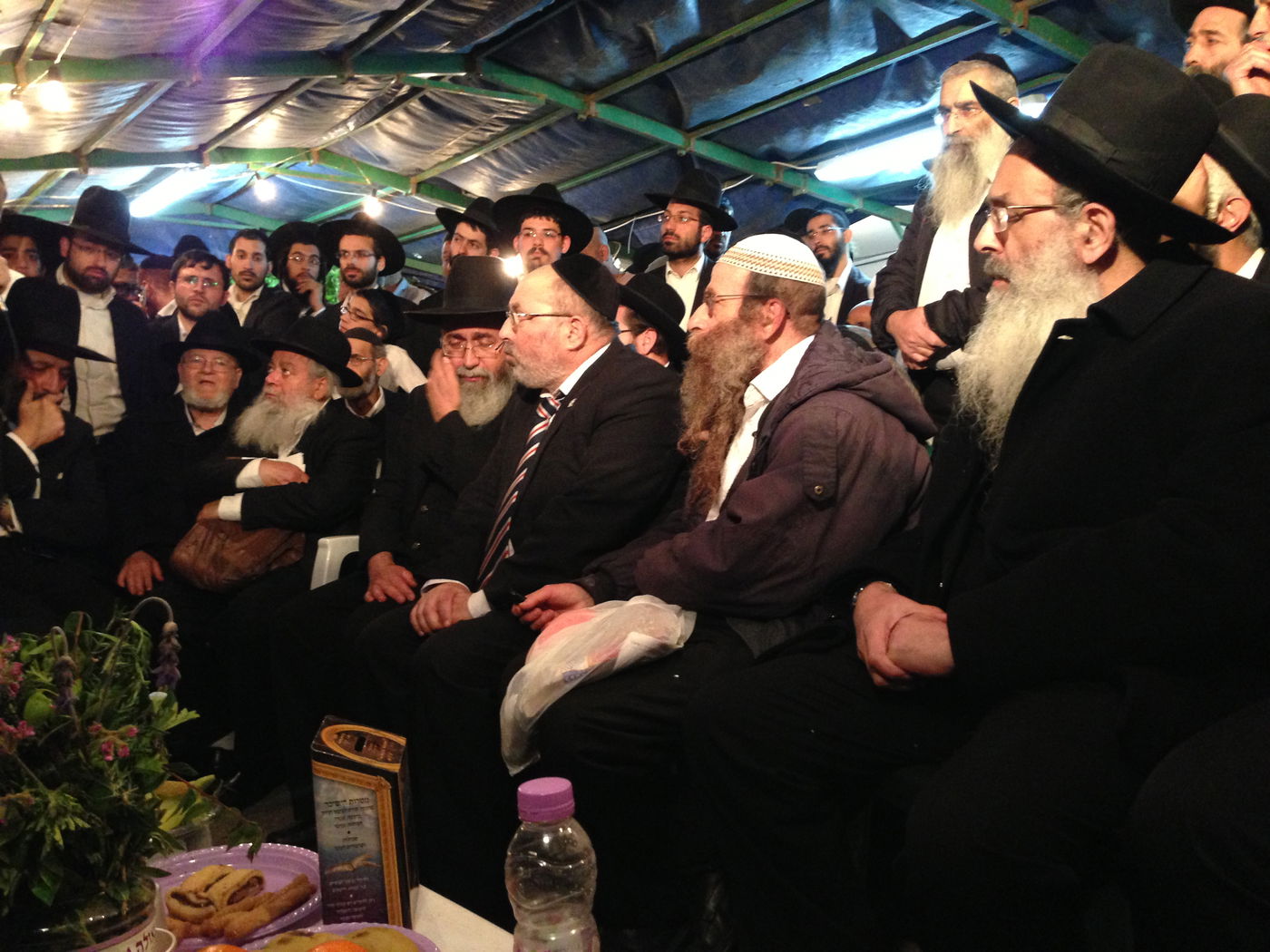 אבלים וכואבים: מנחמים בבית הרב יעקב יוסף זצ"ל