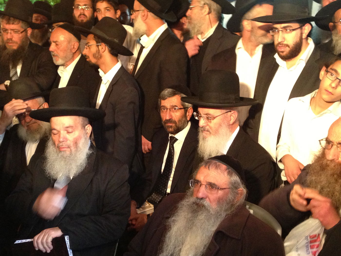 אבלים וכואבים: מנחמים בבית הרב יעקב יוסף זצ"ל