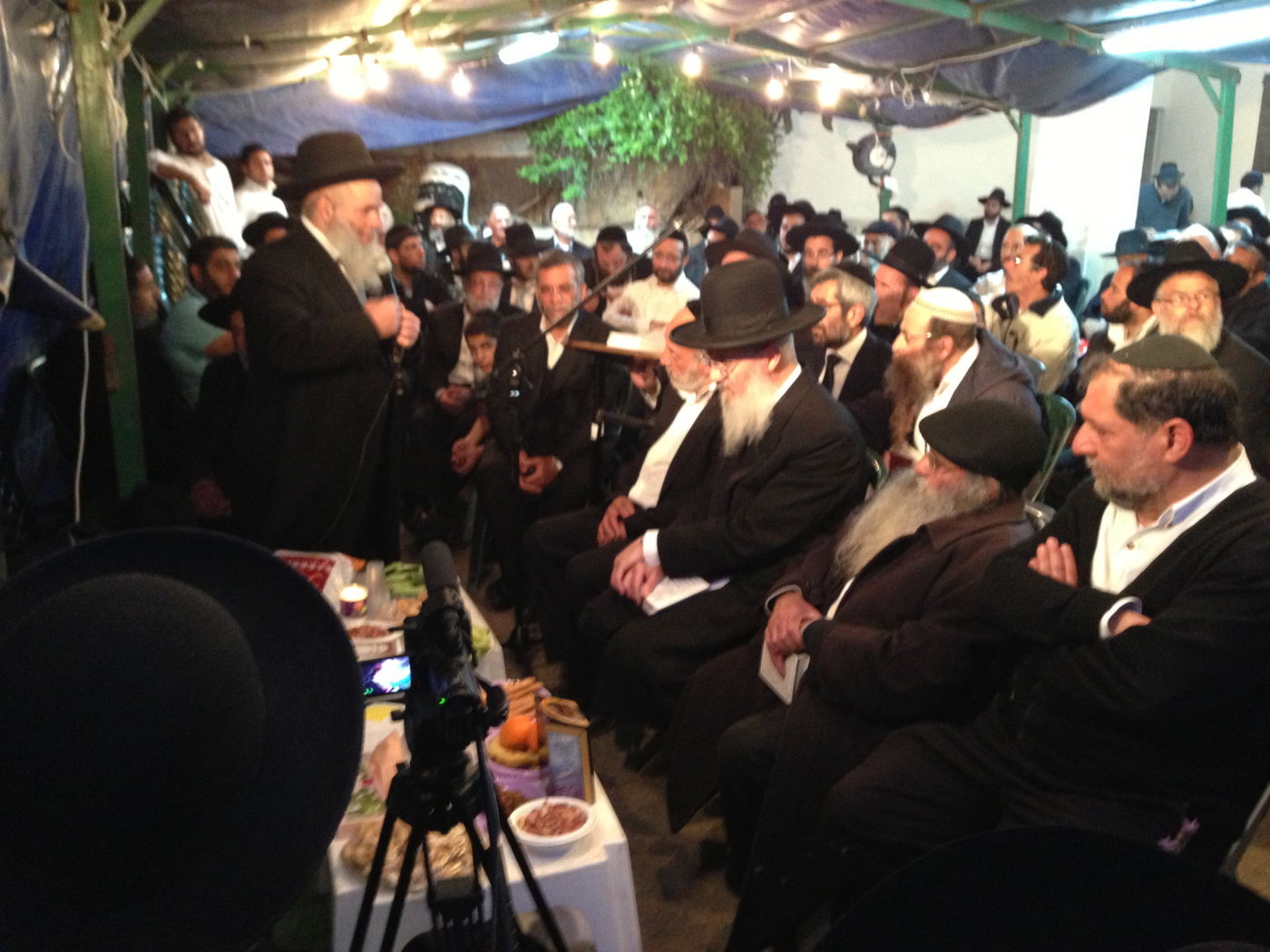 אבלים וכואבים: מנחמים בבית הרב יעקב יוסף זצ"ל