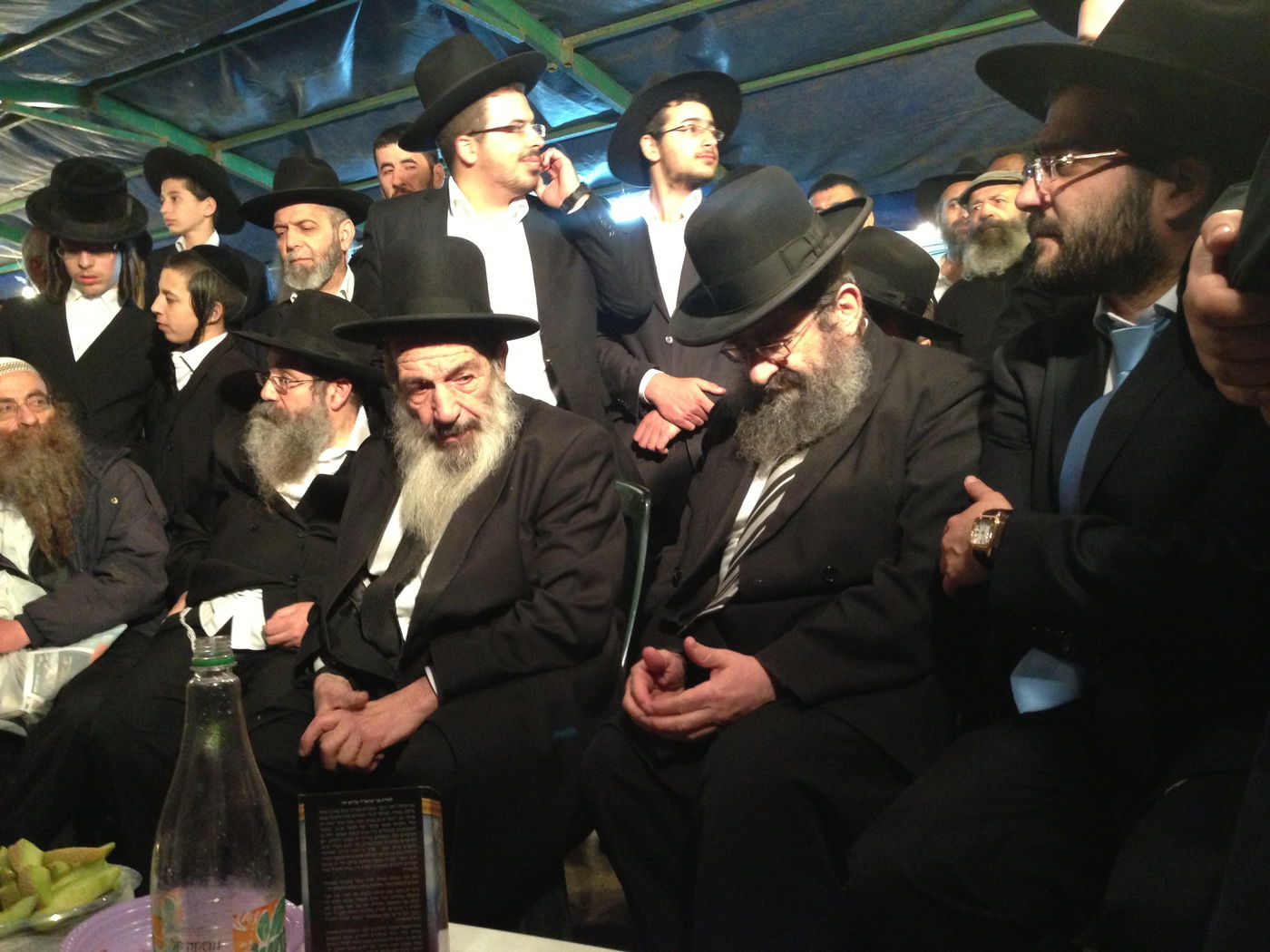 אבלים וכואבים: מנחמים בבית הרב יעקב יוסף זצ"ל