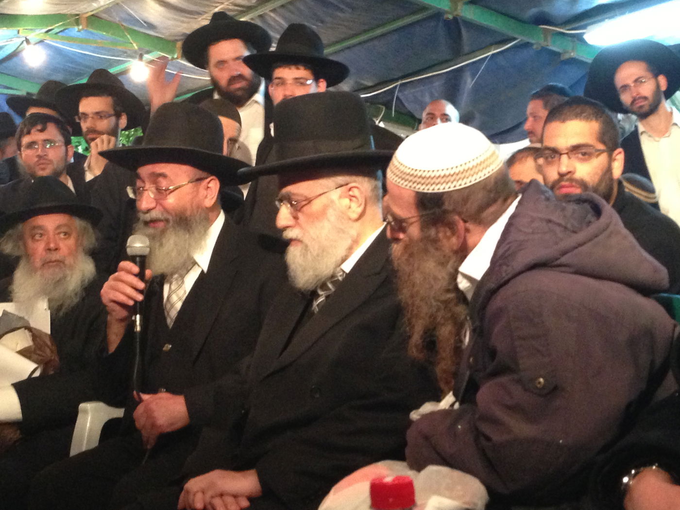 אבלים וכואבים: מנחמים בבית הרב יעקב יוסף זצ"ל