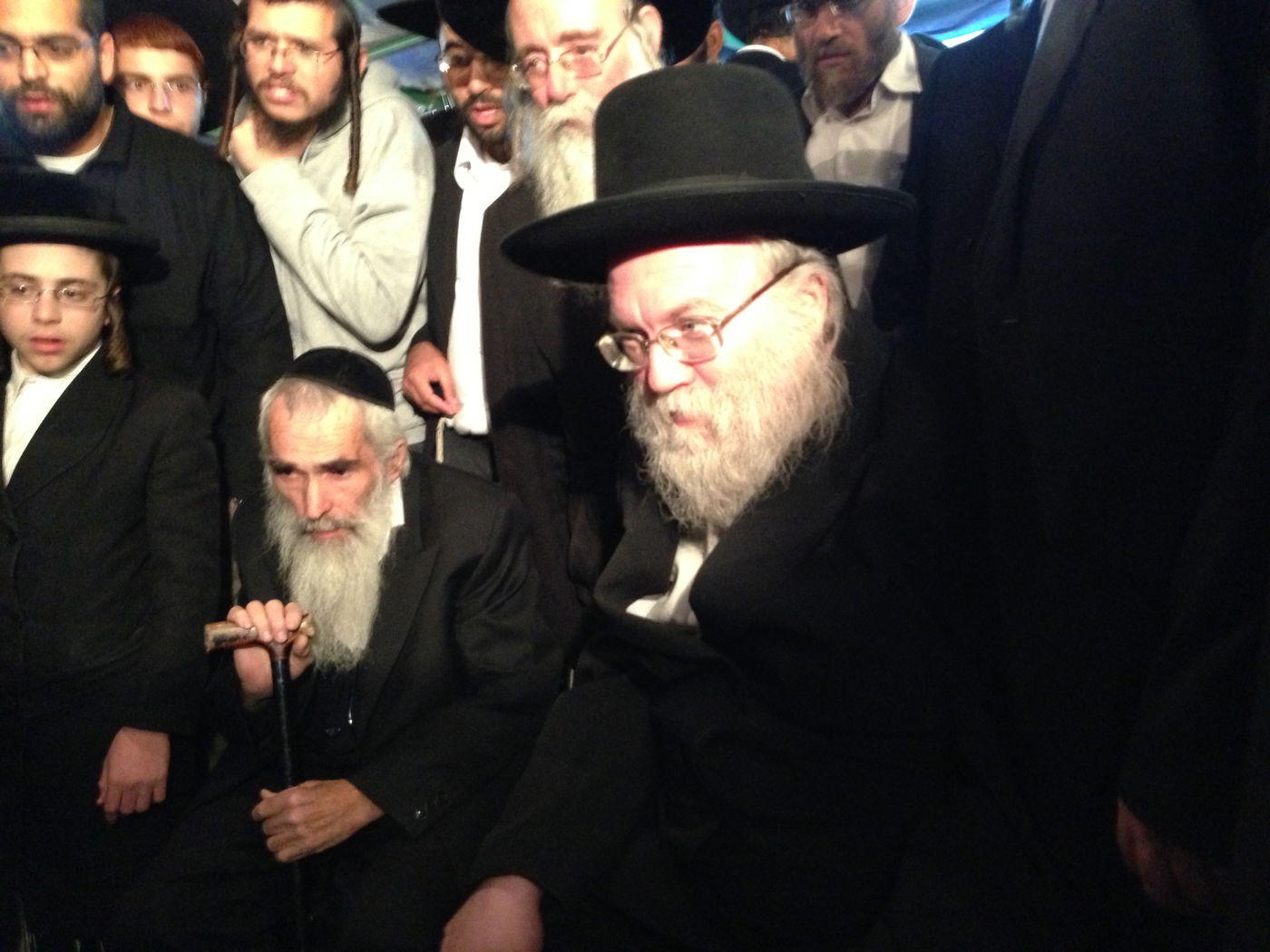 אבלים וכואבים: מנחמים בבית הרב יעקב יוסף זצ"ל