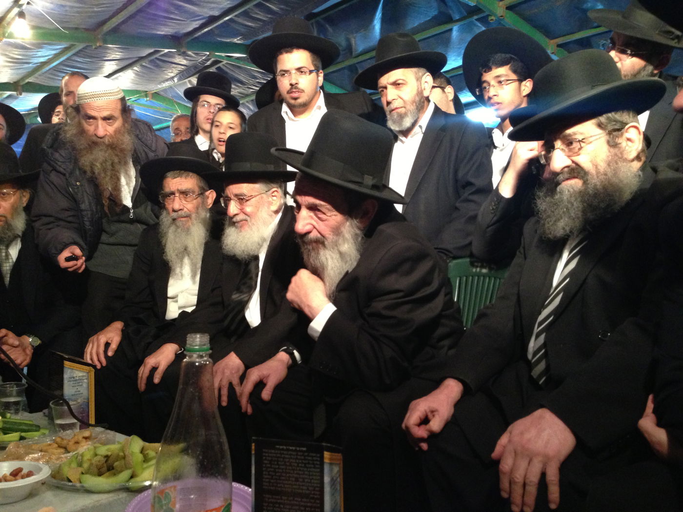 אבלים וכואבים: מנחמים בבית הרב יעקב יוסף זצ"ל