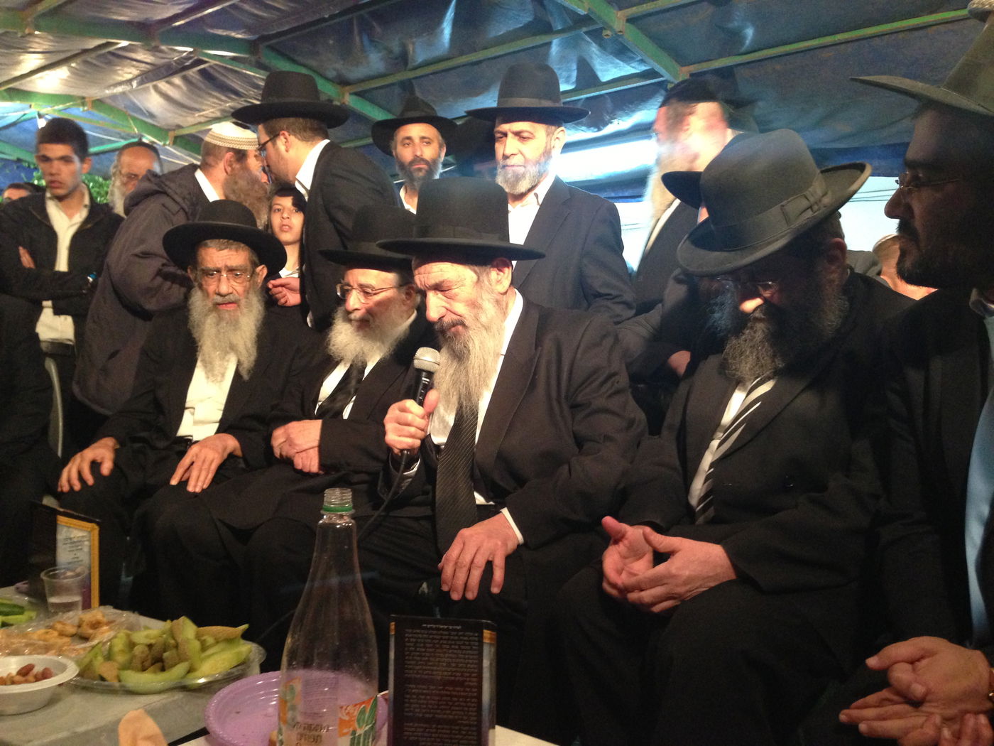 אבלים וכואבים: מנחמים בבית הרב יעקב יוסף זצ"ל