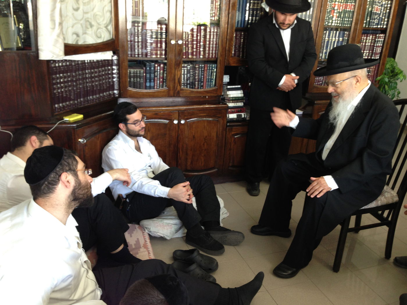 אבלים וכואבים: מנחמים בבית הרב יעקב יוסף זצ"ל