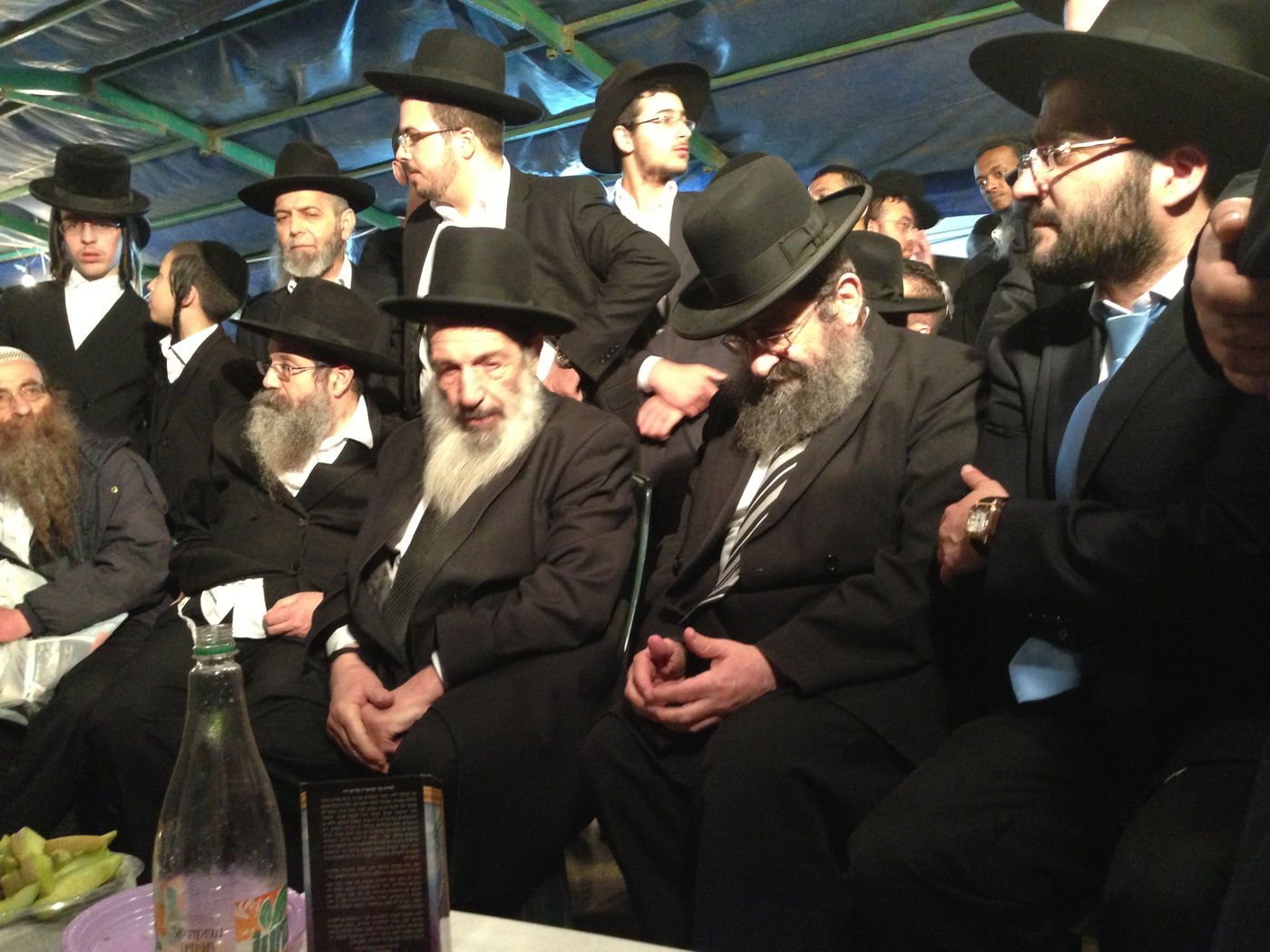 אבלים וכואבים: מנחמים בבית הרב יעקב יוסף זצ"ל