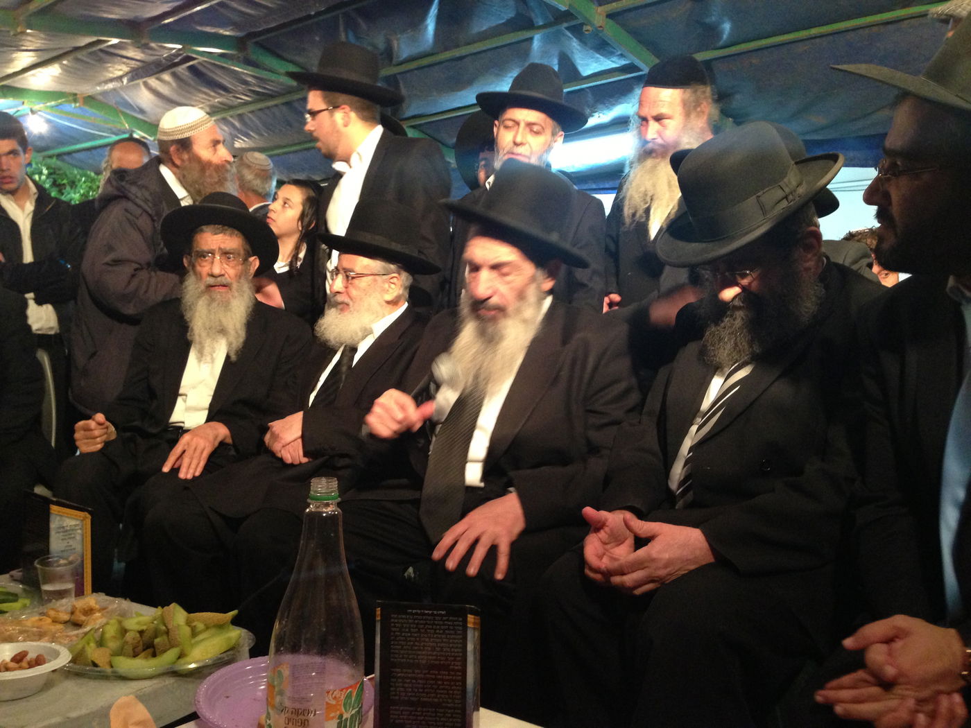 אבלים וכואבים: מנחמים בבית הרב יעקב יוסף זצ"ל