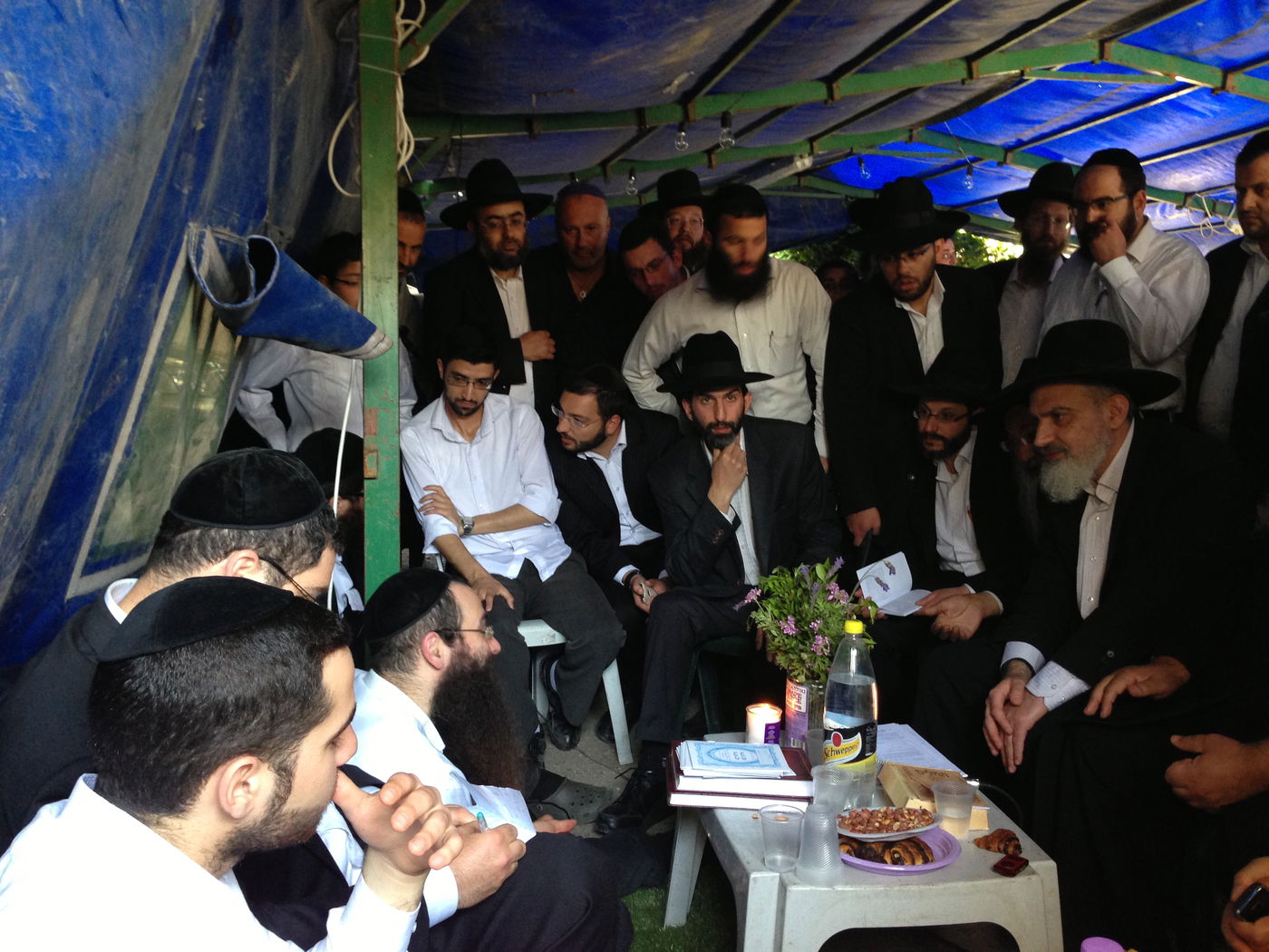 אבלים וכואבים: מנחמים בבית הרב יעקב יוסף זצ"ל