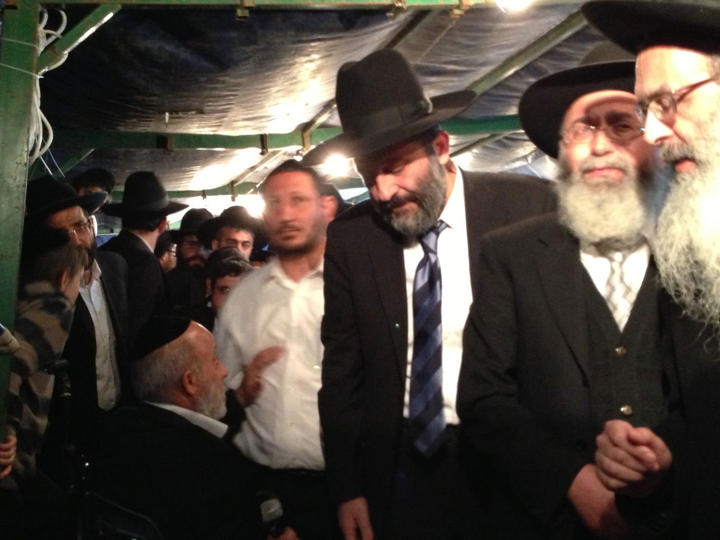 אבלים וכואבים: מנחמים בבית הרב יעקב יוסף זצ"ל