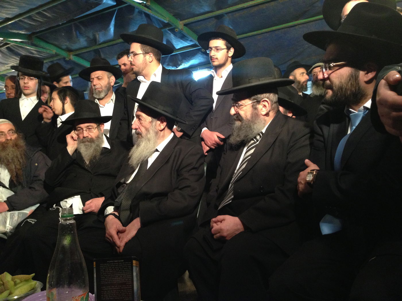 אבלים וכואבים: מנחמים בבית הרב יעקב יוסף זצ"ל