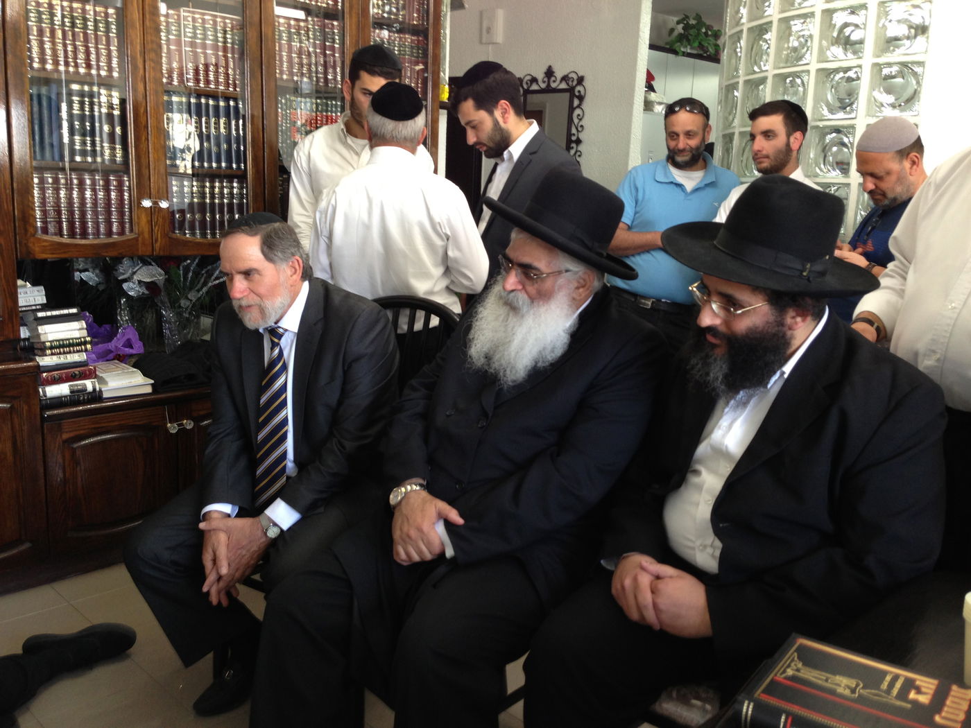 אבלים וכואבים: מנחמים בבית הרב יעקב יוסף זצ"ל