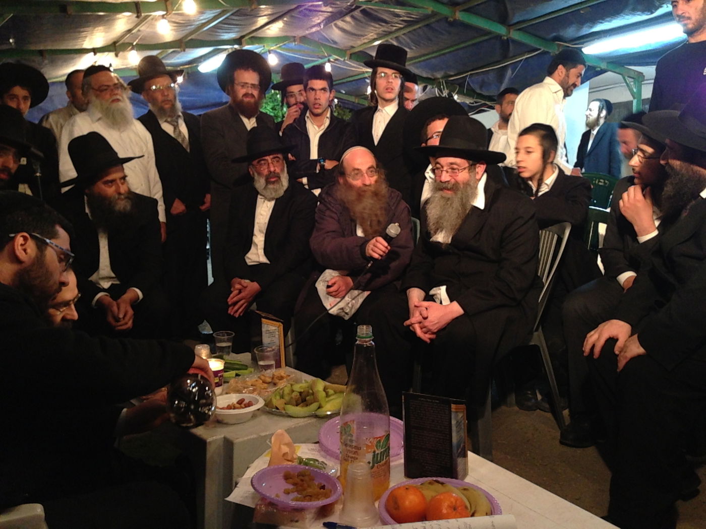 אבלים וכואבים: מנחמים בבית הרב יעקב יוסף זצ"ל