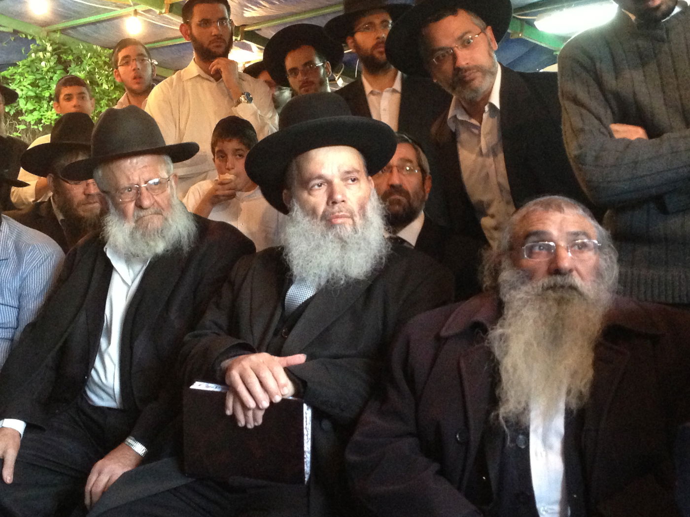 אבלים וכואבים: מנחמים בבית הרב יעקב יוסף זצ"ל