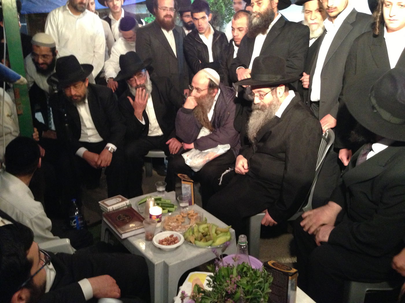 אבלים וכואבים: מנחמים בבית הרב יעקב יוסף זצ"ל