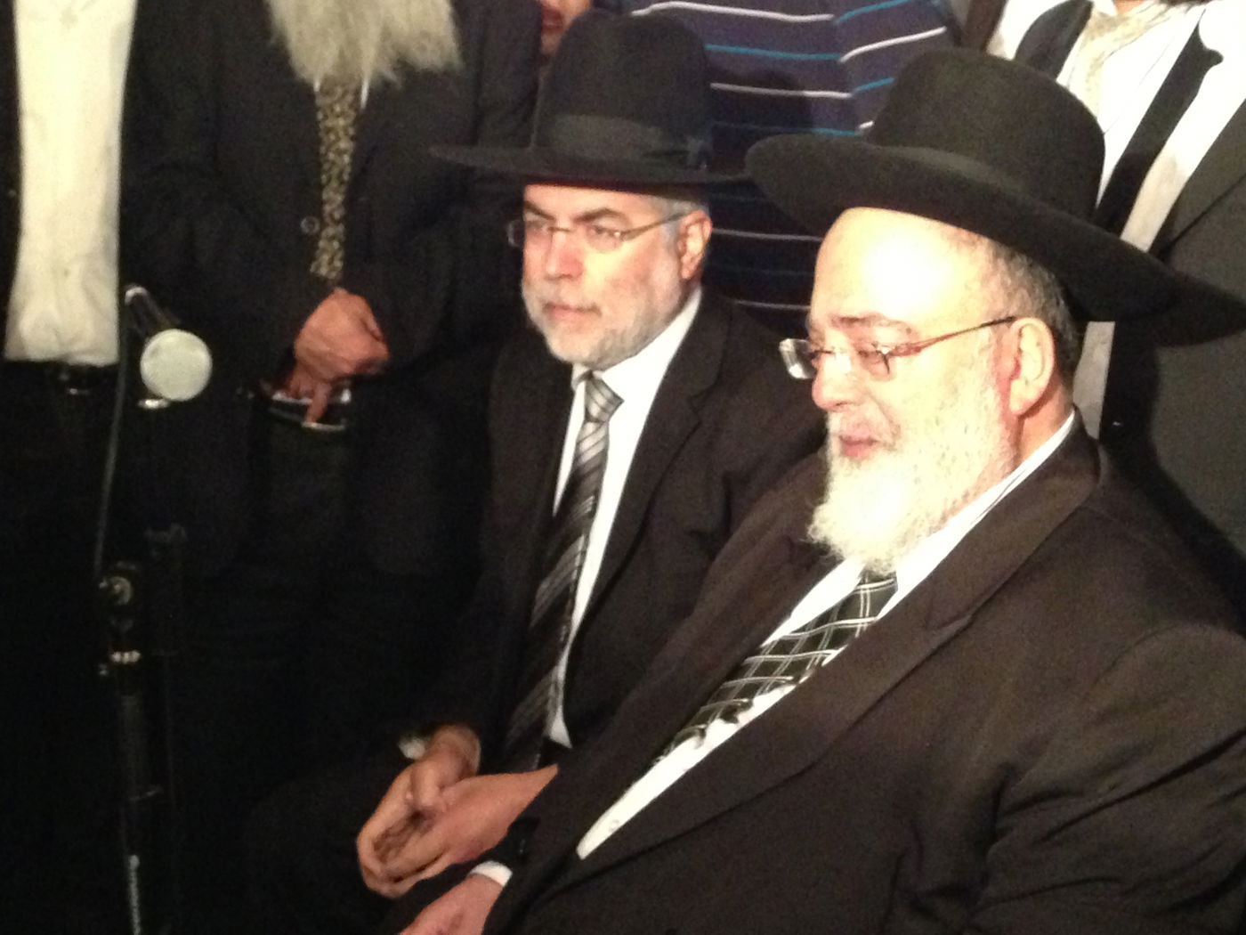 אבלים וכואבים: מנחמים בבית הרב יעקב יוסף זצ"ל