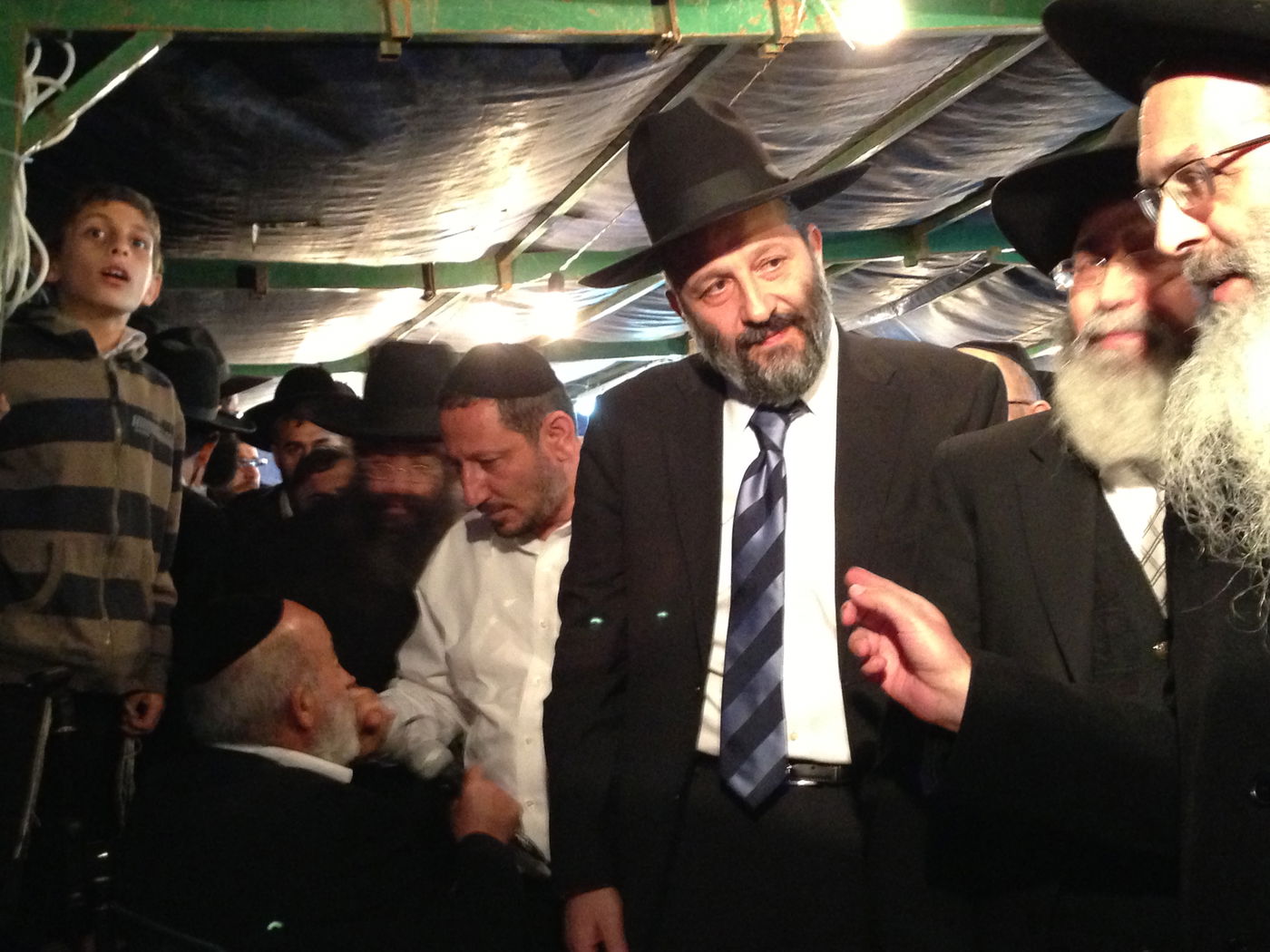 אבלים וכואבים: מנחמים בבית הרב יעקב יוסף זצ"ל