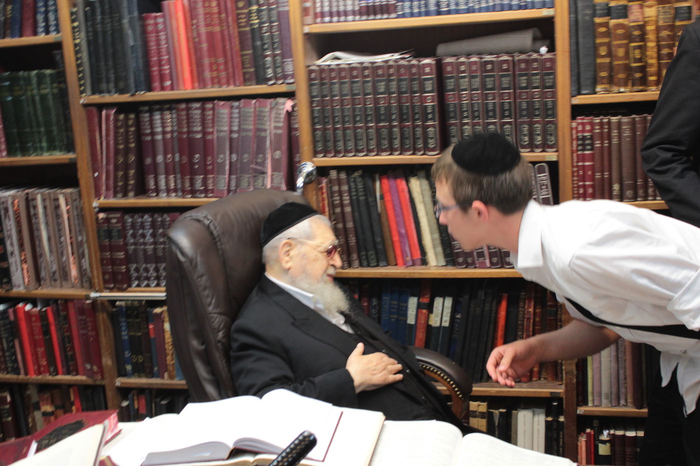 תיעוד: גדולי ישראל מנחמים את מרן הגר"ע יוסף